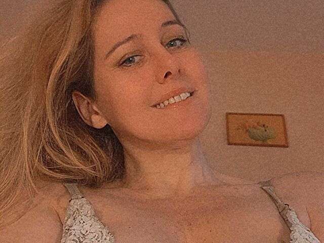 SQUIRTYMAYA free sexy photo