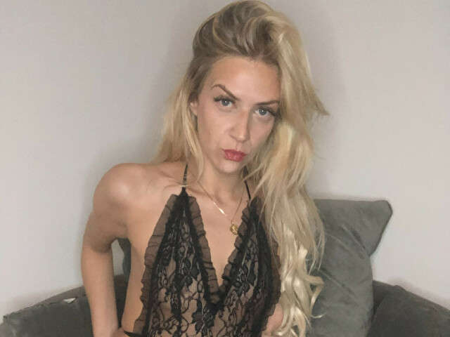 FIFIFLAUNTS free sexy photo