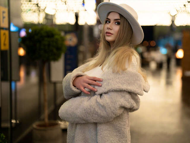 LOVECHARIOT free sexy photo