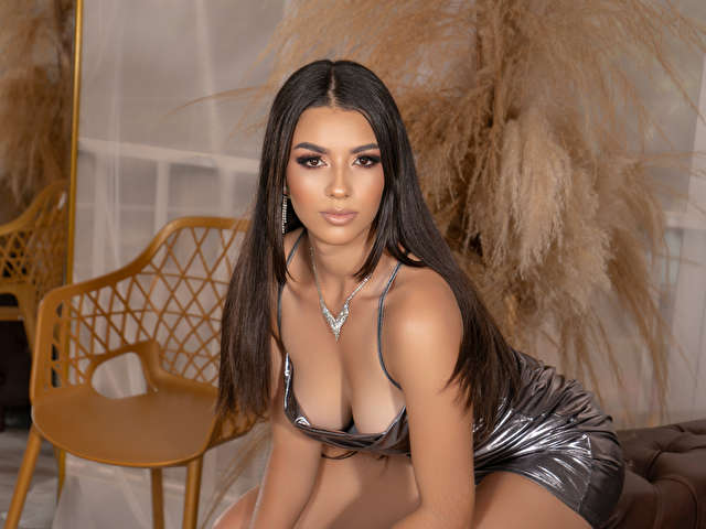 CAROLINECOSE free sexy photo
