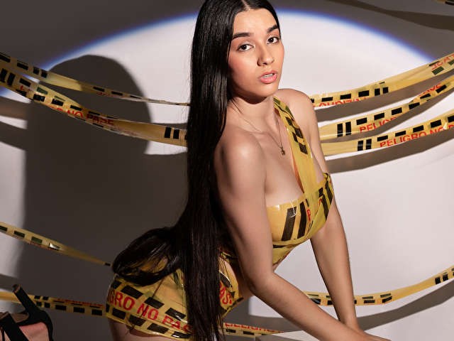 CAROLINECOSE free sexy photo