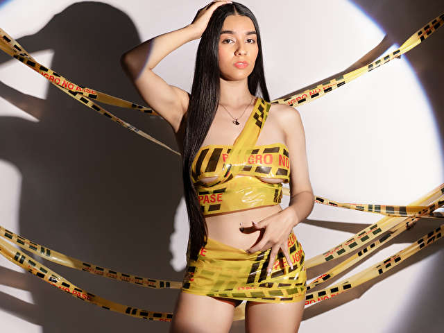 CAROLINECOSE free sexy photo
