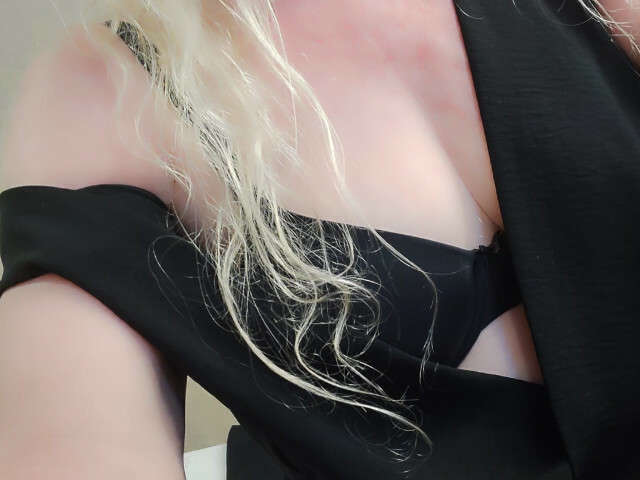 IRISSBLOND free sexy photo