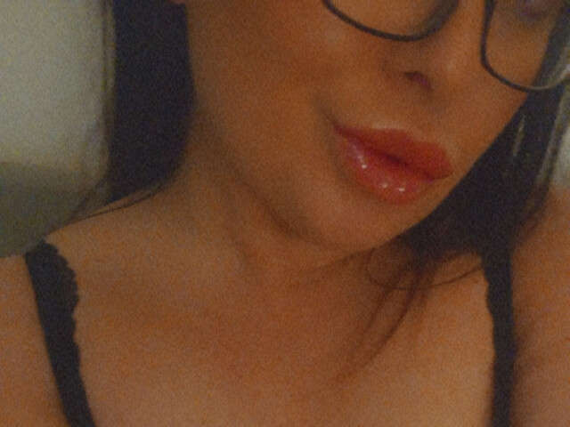 MOLLIEMAEXO free sexy photo