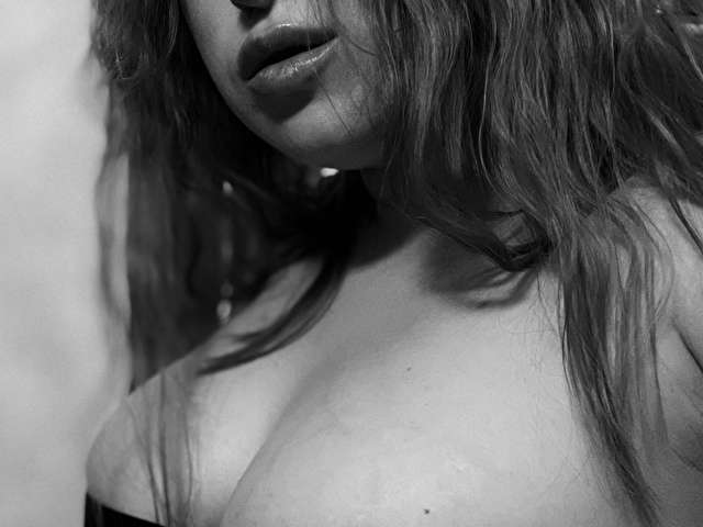 CAROLINE26 free sexy photo