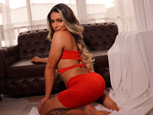 EMILYCLARK free sexy photo