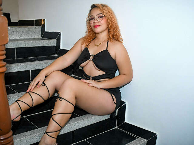 DAPHNELOVE free sexy photo