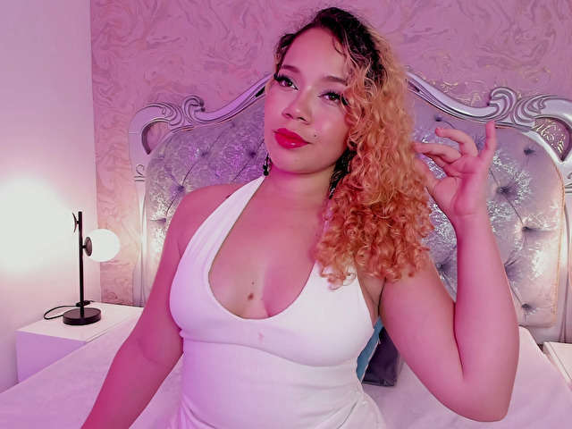 DAPHNELOVE free sexy photo